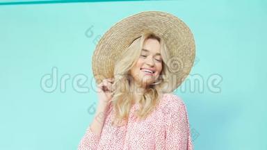 一个女孩戴着草帽和一件夏天的连衣裙转过来，展示一件连衣裙。